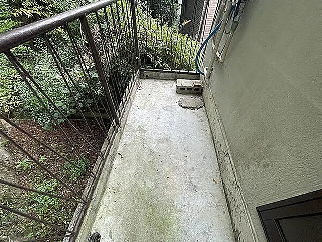 神戸市中央区熊内町９丁目のアパートのバルコニー