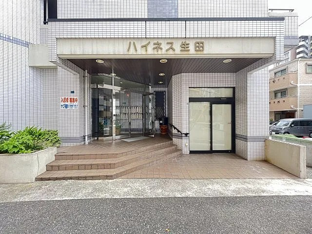ハイネス生田のエントランス