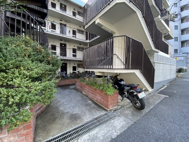 甲南灘コーポラスのエントランス