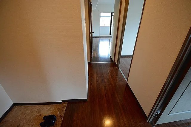 西宮市門戸東町の賃貸マンションの玄関