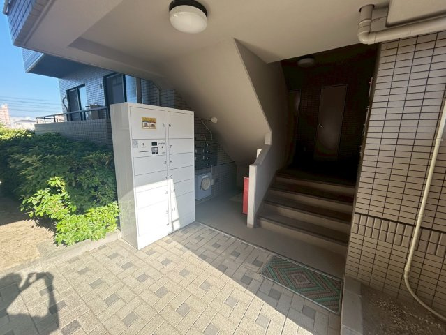 西宮市門戸東町の賃貸マンションのエントランス