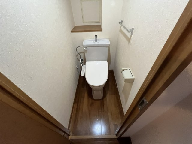西宮市川東町の賃貸マンションのトイレ