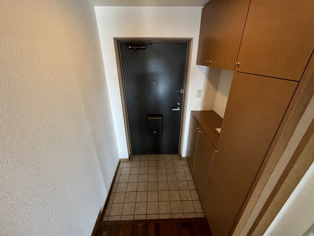 西宮市川東町の賃貸マンションの玄関