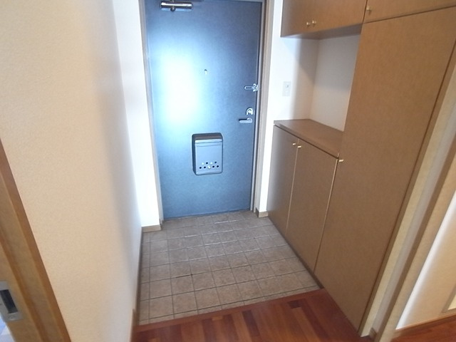 西宮市川東町の賃貸マンションの玄関