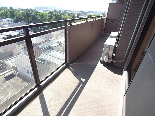 西宮市川東町の賃貸マンションのバルコニー