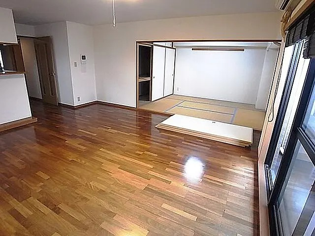 西宮市川東町の賃貸マンションの居間・リビング