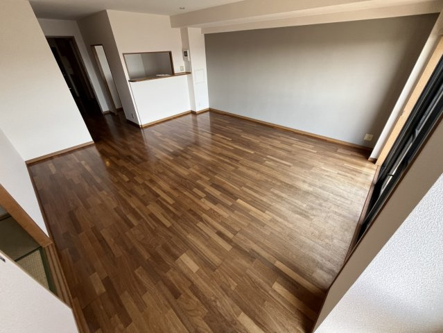 西宮市川東町の賃貸マンションの居間・リビング