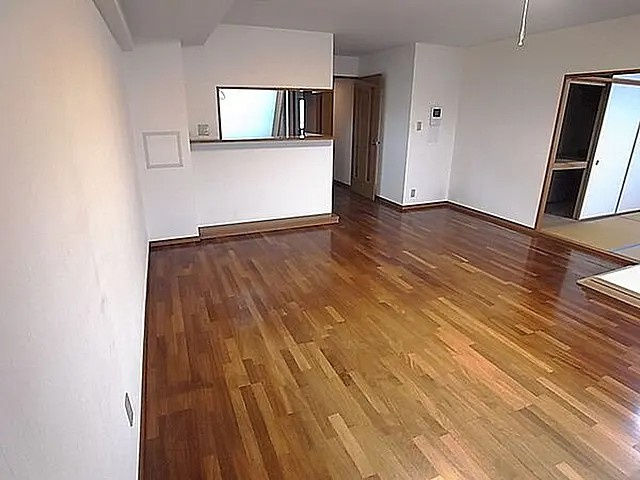 西宮市川東町の賃貸マンションの居間・リビング