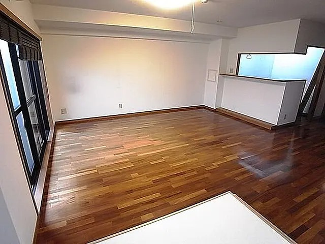西宮市川東町の賃貸マンションの居間・リビング