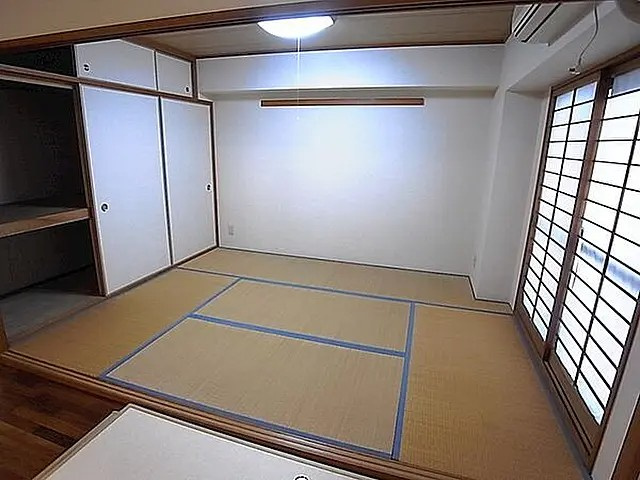 西宮市川東町の賃貸マンションの居間・リビング