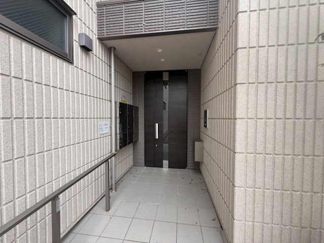 西宮市甲子園五番町の賃貸マンションのエントランス