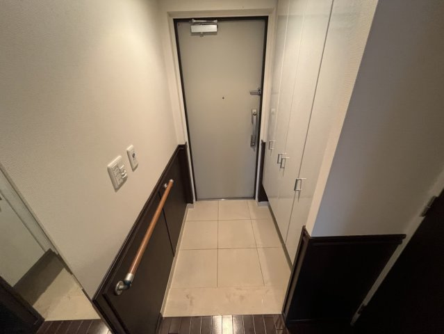 西宮市両度町の賃貸マンションの玄関
