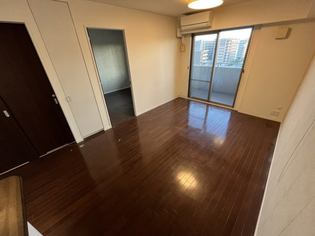 西宮市両度町の賃貸マンションの居間・リビング