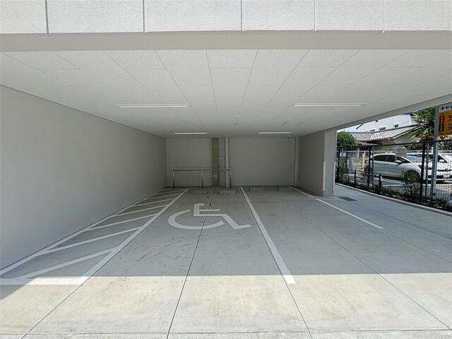 西宮市松原町の賃貸マンションの駐車場