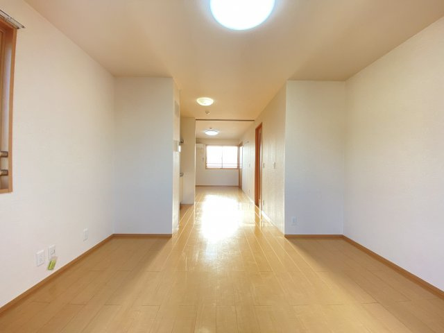 西宮市高松町のアパートの居間・リビング