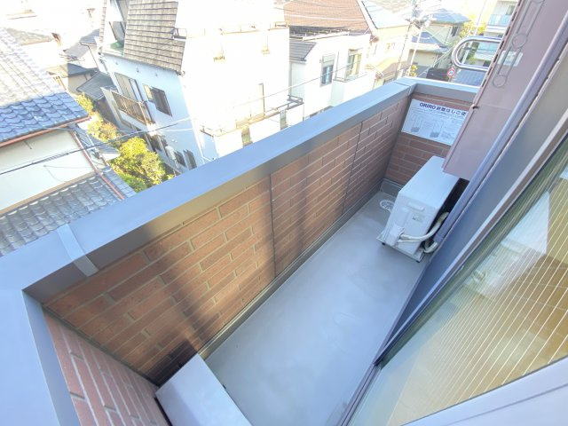 西宮市高松町のアパートのバルコニー