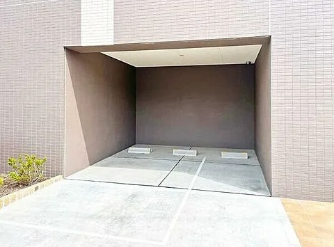 西宮市芦原町の賃貸マンションの駐車場