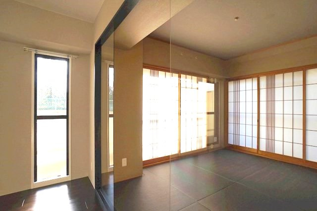 西宮市甲陽園本庄町の賃貸マンションの居間・リビング