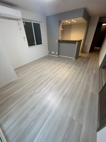 西宮市今津山中町のアパートの居間・リビング