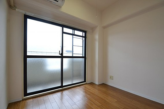神戸市灘区新在家南町４丁目の賃貸マンションの居間・リビング