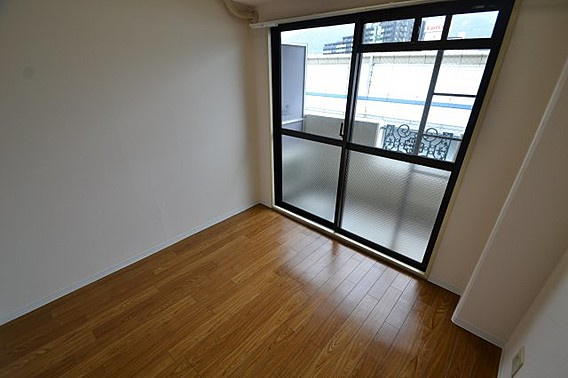神戸市灘区新在家南町４丁目の賃貸マンションの居間・リビング