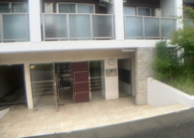 【外観】 | ライジングプレイス八王子みなみ野 | 外観はマンション管理がされているかの目安になります。築年数が古いと、壁面は劣化してひび割れが生じることも！建物が古びていても細かいところが修繕されていると、きちんと管理されているなぁと感じるでしょう。