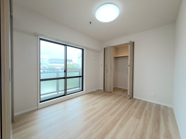 コープ野村クローバー・シティ与野４番館の子供部屋|お子さまの勉強部屋や遊び場としても安心して使える、明るい約5.2帖の洋室です。収納スペースも備わっているため、おもちゃや衣類などをしっかり片付けてお部屋を広く使えます。