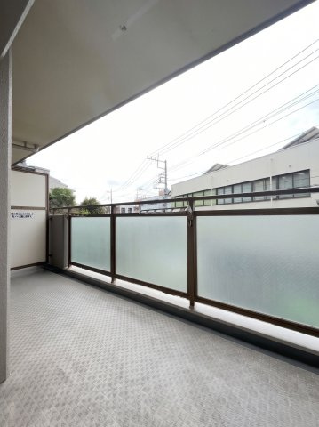 コープ野村クローバー・シティ与野４番館のバルコニー|お洗濯物がよく乾く、広々とした開放感あふれるバルコニーです。面積が約21.51平米とゆとりがあるため、晴れた日には心地よい風を感じながらリフレッシュしていただけます。