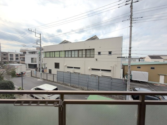 コープ野村クローバー・シティ与野４番館の展望|窓やバルコニーから穏やかな景色を望む、開放感のある見晴らしです。周囲に高い建物が少ない落ち着いた住環境となっており、日々の暮らしの中でホッと心が和む眺望を楽しめます。