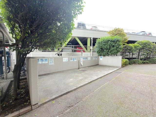 コープ野村クローバー・シティ与野４番館のその他共用部分|平坦でスムーズに駐車ができる、敷地内の平面・自走式駐車スペースの別アングルです。お車での移動が多いご家族のライフスタイルを、しっかりと快適にサポートしてくれます。