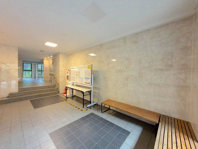 コープ野村クローバー・シティ与野４番館のエントランス|住まう方を温かく迎え入れてくれる、綺麗に管理された安心感のあるエントランスです。セキュリティ面にも配慮されており、ご家族が毎日安全に心地よく出入りできる空間です。