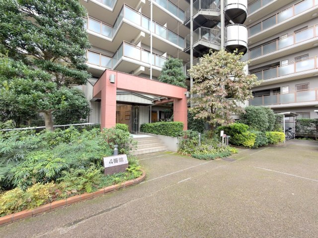 コープ野村クローバー・シティ与野４番館|緑豊かな植栽と美しいアプローチが調和した、落ち着きのあるエントランス周辺です。総戸数127戸の大規模マンションならではの、ゆとりと風格を感じられる佇まいが魅力です。