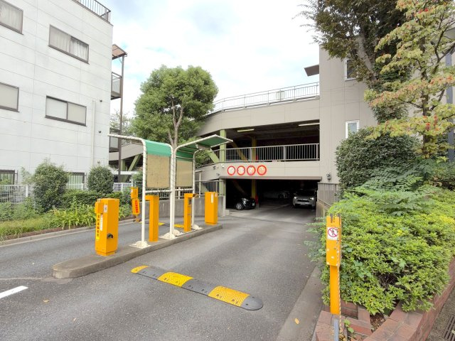 コープ野村クローバー・シティ与野４番館の駐車場|お車をお持ちの方にも安心な、出し入れがスムーズな敷地内の平面・自走式駐車場です（※月額8,000円〜10,000円、空き状況は要確認）。雨の日のお荷物の積み下ろしも便利に行えます。