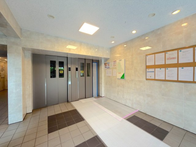 コープ野村クローバー・シティ与野４番館のその他共用部分|いつも清潔に保たれている落ち着いた雰囲気のエレベーターホールです。日々の暮らしの中で安心感を与えてくれる、綺麗に管理された使いやすい共用スペースとなっています。