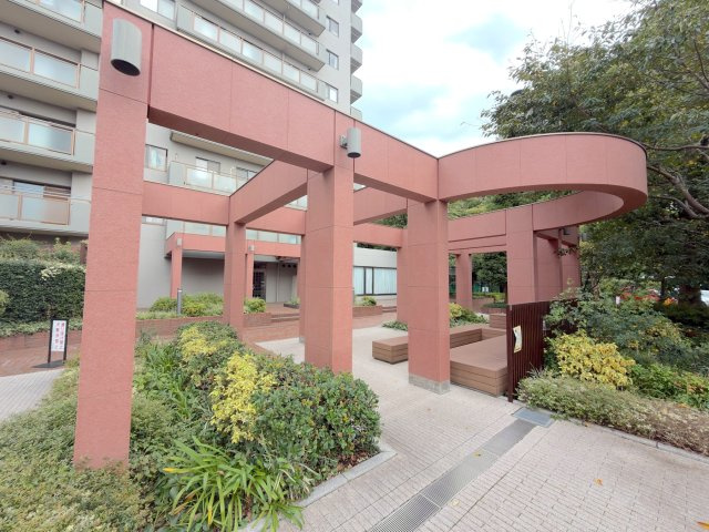コープ野村クローバー・シティ与野４番館|周辺は第一種中高層住居専用地域の落ち着いた住宅街が広がっており、穏やかで静かな住環境をお求めの方におすすめです。毎日の通勤やお買い物にも便利なロケーションです。
