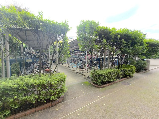 コープ野村クローバー・シティ与野４番館の駐輪場|日々の通勤や通学、お買い物に便利な、整理整頓された使いやすい駐輪場です。敷地内にしっかりと確保されており、大切な自転車の出し入れもスムーズに行っていただけます。