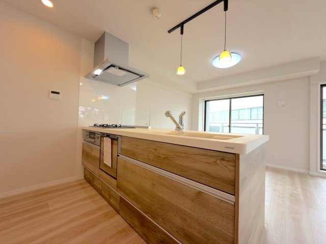 コープ野村クローバー・シティ与野４番館のキッチン|お料理中もご家族との会話が弾む、人気の対面式システムキッチンを採用しています。食器洗い乾燥機などの便利な設備が備わっており、毎日の家事時間をぐっとスムーズにしてくれます。
