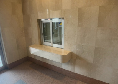 【受付】 | ヴェルステージ町田駅前 | 受付はマンションコンシェルジュがいる場合もあれば、管理人が滞在する小部屋を総称して呼ぶことがあります。主にエントランスに設置されていることから、防犯面でも期待ができます。防犯設備がない場合はより安心！