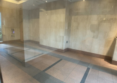 【ロビー】 | ヴェルステージ町田駅前 | ロビーというと、エントランスと何がちがうの？と思いますよね。実はロビーとエントランスには明確な決まりはありません。物件によっては、エントランスを入って広がるある程度の広さのある空間がロビーとなります。