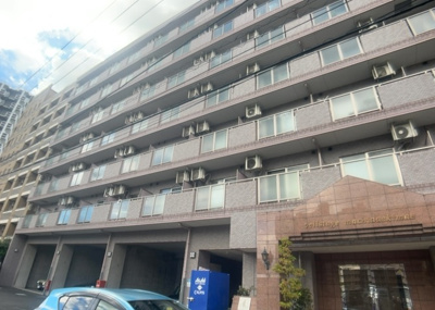 【現況写真】 | ヴェルステージ町田駅前 | 道幅が広い場所は日当たりや風通が良好です。幅が広いのですれ違いも可能ですし大きな車でも駐車可能！一方で、大型車が通ることも多くなるため交通量の増加により騒音に繋がります。また土地の値段が高くなります。