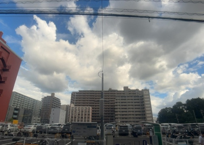 【展望】 | ヴェルステージ町田駅前 | 眺望を気にして物件を探す場合、前面に建物が建っていないか現地で確認しましょう！前面に建物があると景色はもちろん、日当たりや風通しにも影響が出てきます。住んだ時のことを想像しながら現地見学をしましょう。
