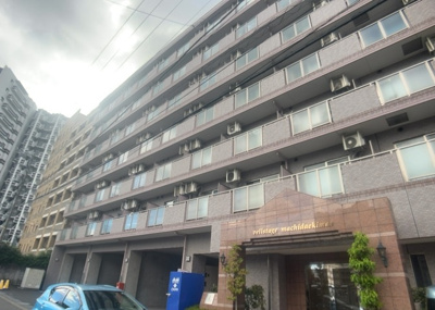 【外観】 | ヴェルステージ町田駅前 | 外観はマンション管理がされているかの目安になります。築年数が古いと、壁面は劣化してひび割れが生じることも！建物が古びていても細かいところが修繕されていると、きちんと管理されているなぁと感じるでしょう。