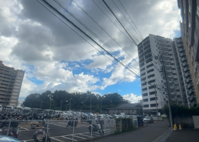 【展望】 | ヴェルステージ町田駅前 | 眺望の良さを楽しめるダイニングキッチンで家族団らんの時間を過ごしてはいかがでしょうか。バルコニーから見える景色を家族で眺める時間は、時間が経つのを忘れてしまいそうですね。是非、現地を見に行きましょう！