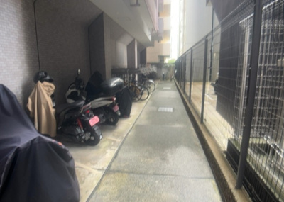 【駐車場】 | ヴェルステージ町田駅前 | 車一台あたりに必要なスペースは、標準サイズの普通自動車で横幅2m50cm、長さ5mは必要になります。ただし、乗降のことも考慮して横幅3m30cm、長さ5m50cmほどは確保できるところを選びましょう。