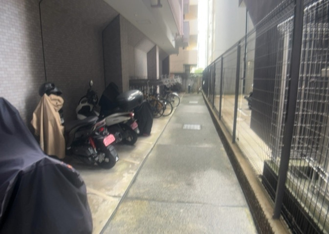 【駐車場】 | ヴェルステージ町田駅前 | 車一台あたりに必要なスペースは、標準サイズの普通自動車で横幅2m50cm、長さ5mは必要になります。ただし、乗降のことも考慮して横幅3m30cm、長さ5m50cmほどは確保できるところを選びましょう。