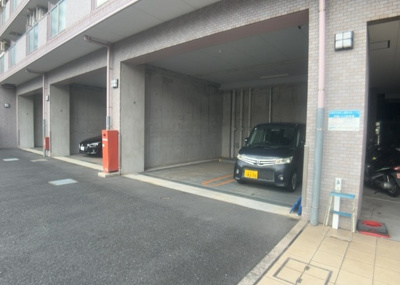 【駐車場】 | ヴェルステージ町田駅前 | 駐車場と明記されていても、最小スペースでつくられた駐車場だと大型車は駐車できなかったり、出入りしにくくなったりする可能性があります。お車のサイズと購入したい物件の駐車場のサイズを現地で確認しましょう。