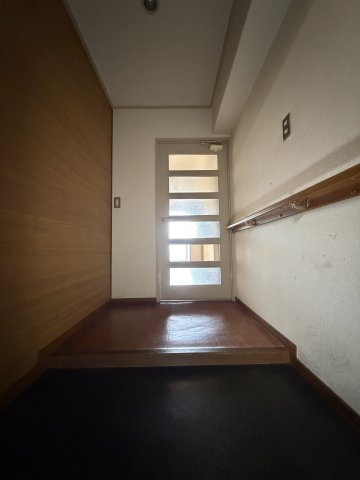 恒信ハイツの玄関