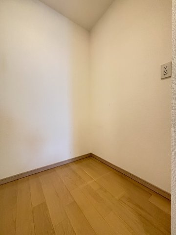 トア山手ザ・神戸タワーのキッチン|キッチン横のカップボード等を配置できるスペースとなります。