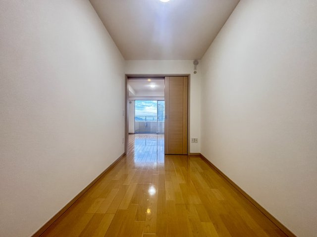 トア山手ザ・神戸タワーの洋室|約5帖の洋室には収納を備え、居室をすっきり使えます