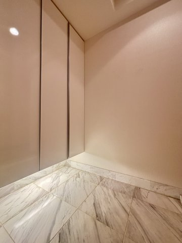 トア山手ザ・神戸タワーの玄関|収納力の高いシューズボックスがございます。